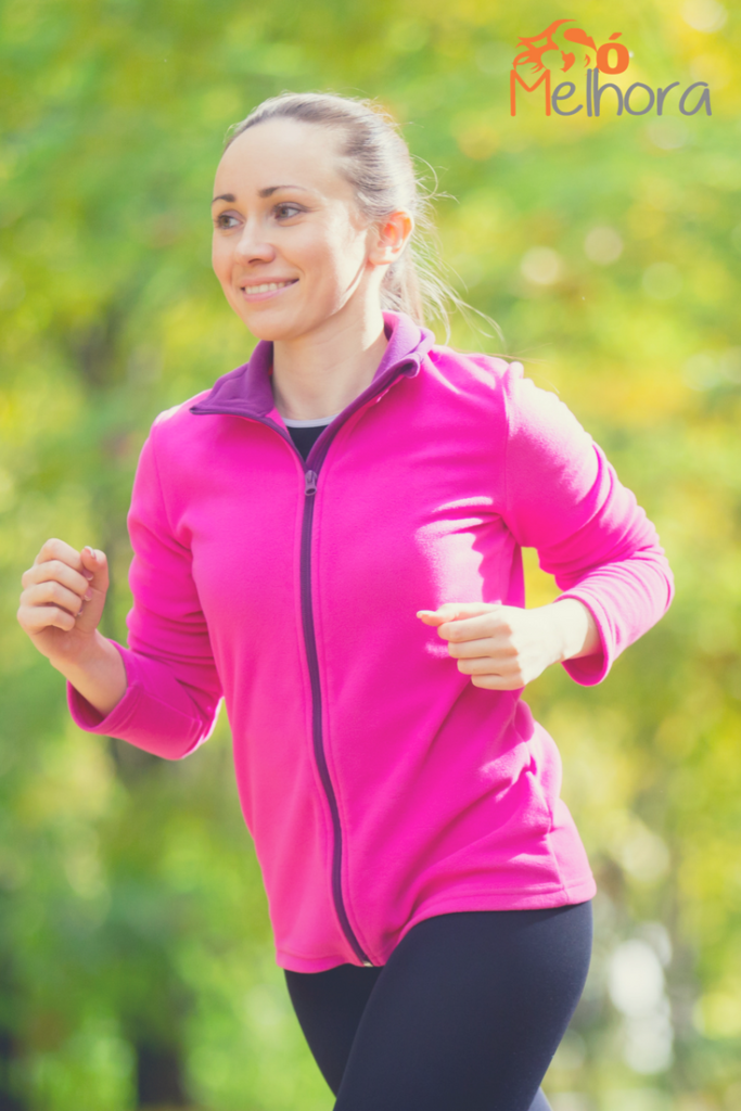 Mulher praticando corrida leve, representando o início de um novo hábito saudável com pequenas metas diárias.