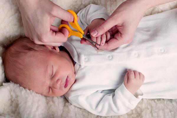 bebê dormindo tranquilo após o banho, momento ideal para cortar as unhas com segurança