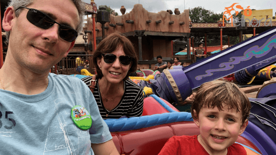imagem de uma família brincando no magic kingdom - roteiro magic kingdom com criança