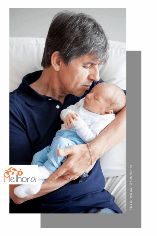 imagem de avô com neto bebê no colo