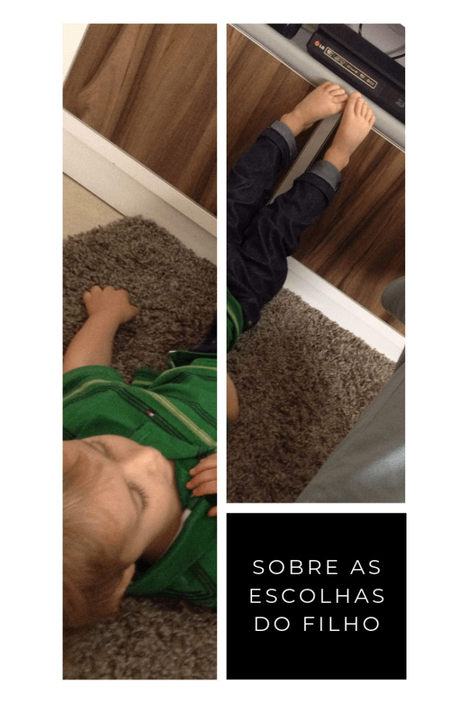 menino com as pernas para cima