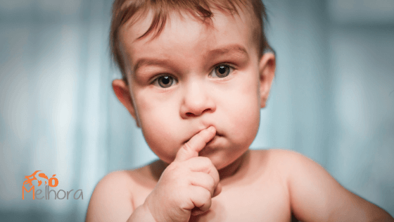 imagem de um bebê pensando para ilustrar um filho organizado