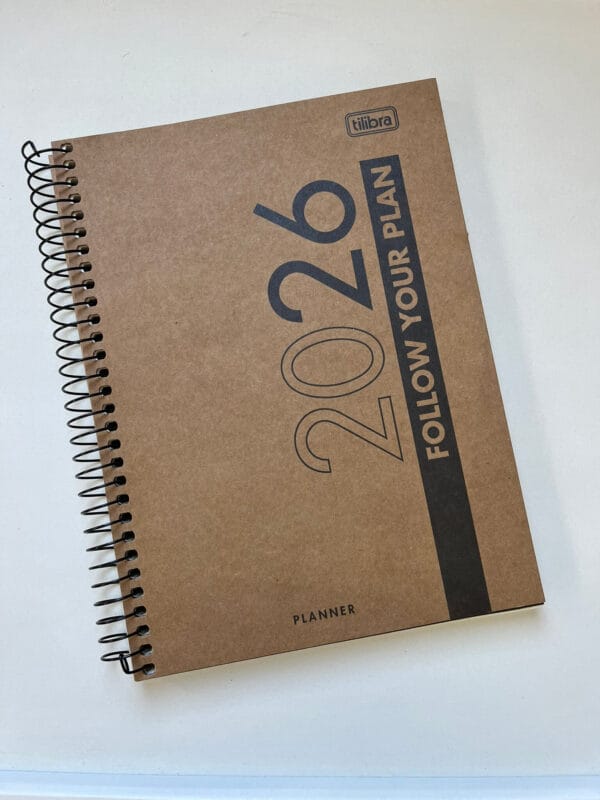 Capa do planner 2026 Tilibra modelo Kraft Work, com design minimalista e estilo artesanal, ideal para quem busca um planner baratinho e funcional.