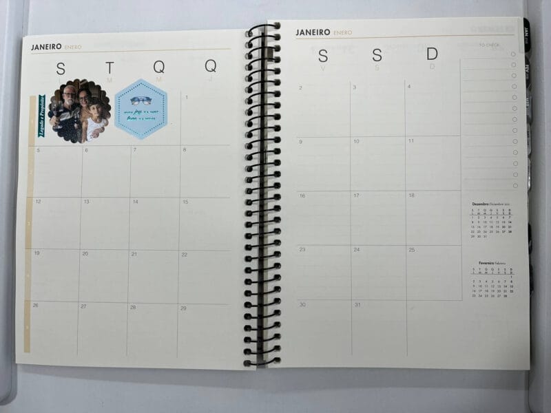 Página mensal do planner 2026 decorada com fotos recortadas, adesivos e escrita colorida, mostrando personalização simples em estilo scrap.