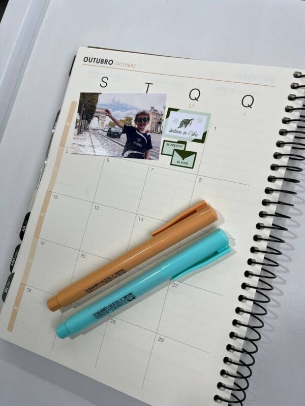 Materiais usados na personalização do planner, incluindo adesivos, canetas coloridas e recortes de fotos.